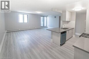 4422 Huron St in Niagara Falls, ON - Building Photo