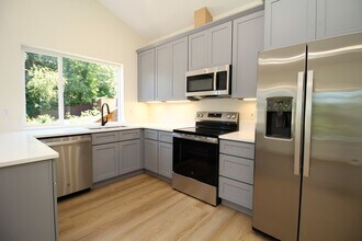 4660-4660 SW Fairvale Ct in Portland, OR - Building Photo - Building Photo