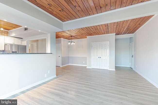 53 Skyhill Rd-Unit -303 in Alexandria, VA - Building Photo - Building Photo