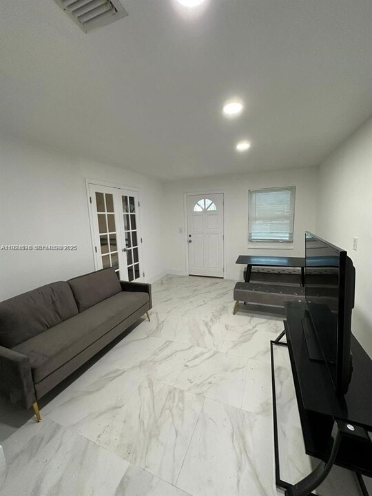 2320 SW 44th St in Fort Lauderdale, FL - Building Photo