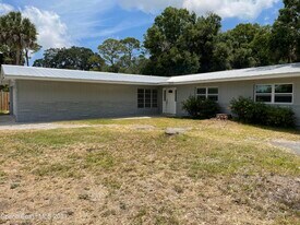 296 Woodland Dr in West Melbourne, FL - Building Photo