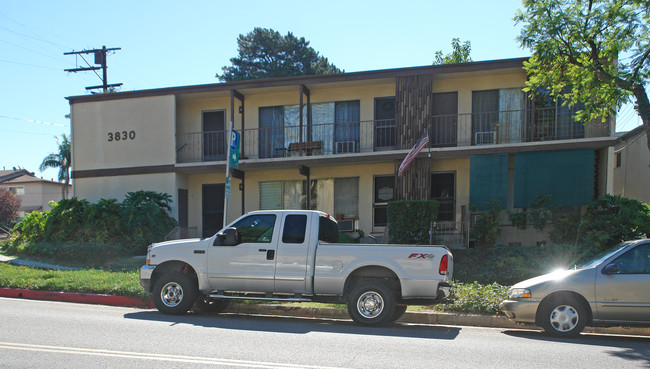 3830 Orangedale Ave in Montrose, CA - Foto de edificio - Building Photo