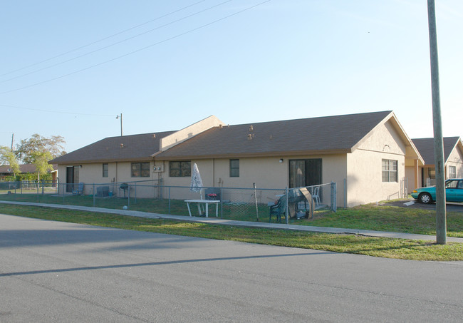 333-337 SW 14th St in Dania Beach, FL - Foto de edificio - Building Photo
