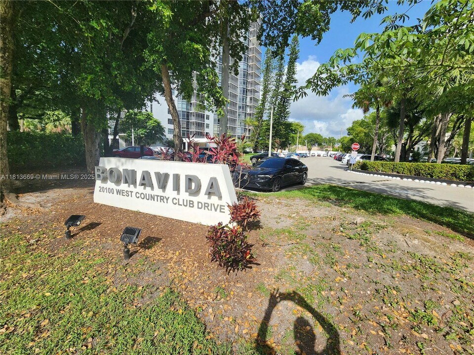 20100 W Country Club Dr in Aventura, FL - Building Photo