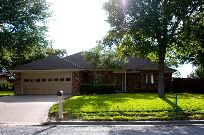 1326 Prairie Wind Blvd in Stephenville, TX - Foto de edificio - Building Photo