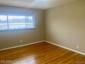 1725 Gardenia Ave, Unit Apt 415 in Royal Oak, MI - Building Photo - Building Photo