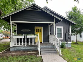 305 S Washington Ave in New Braunfels, TX - Building Photo