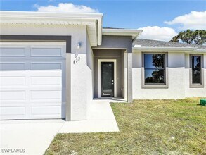 633 Cane St E in Lehigh Acres, FL - Foto de edificio - Building Photo
