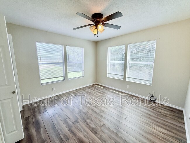 215 Parsons Ln in China Spring, TX - Building Photo - Building Photo