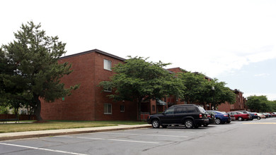 Oakview Gardens Apartments in Falls Church, VA - Building Photo - Building Photo