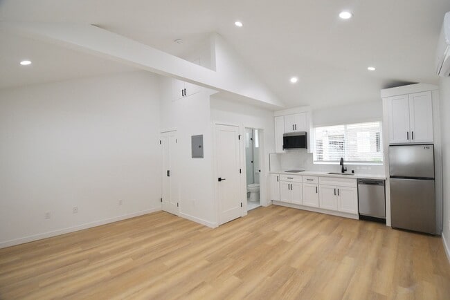 10919 Camarillo St in Los Angeles, CA - Building Photo - Building Photo