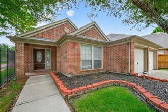 17603 Burkhart Ridge Dr in Houston, TX - Building Photo - Building Photo