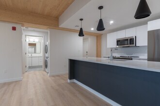 1 E Lenox St, Unit 401 in Boston, MA - Foto de edificio - Building Photo