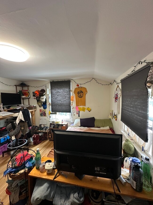 8 Newton St, Unit 1