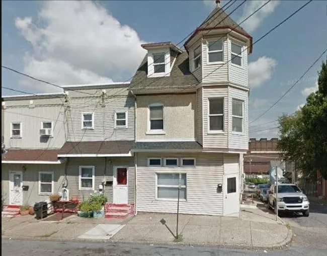 1137 E 3rd St, Unit 1 in Bethlehem, PA - Building Photo - Building Photo
