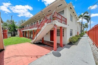 14180 NW 22nd Ave, Unit 4 in Opa Locka, FL - Foto de edificio - Building Photo