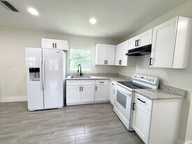 579-581 Wood Ave in Ft. Myers, FL - Building Photo