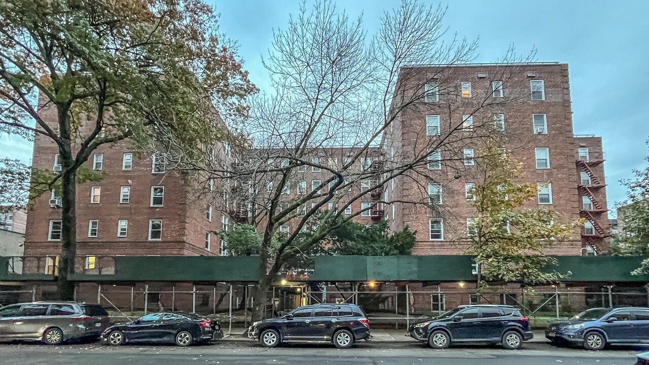 Birchwood Apartments in Flushing, NY - Foto de edificio