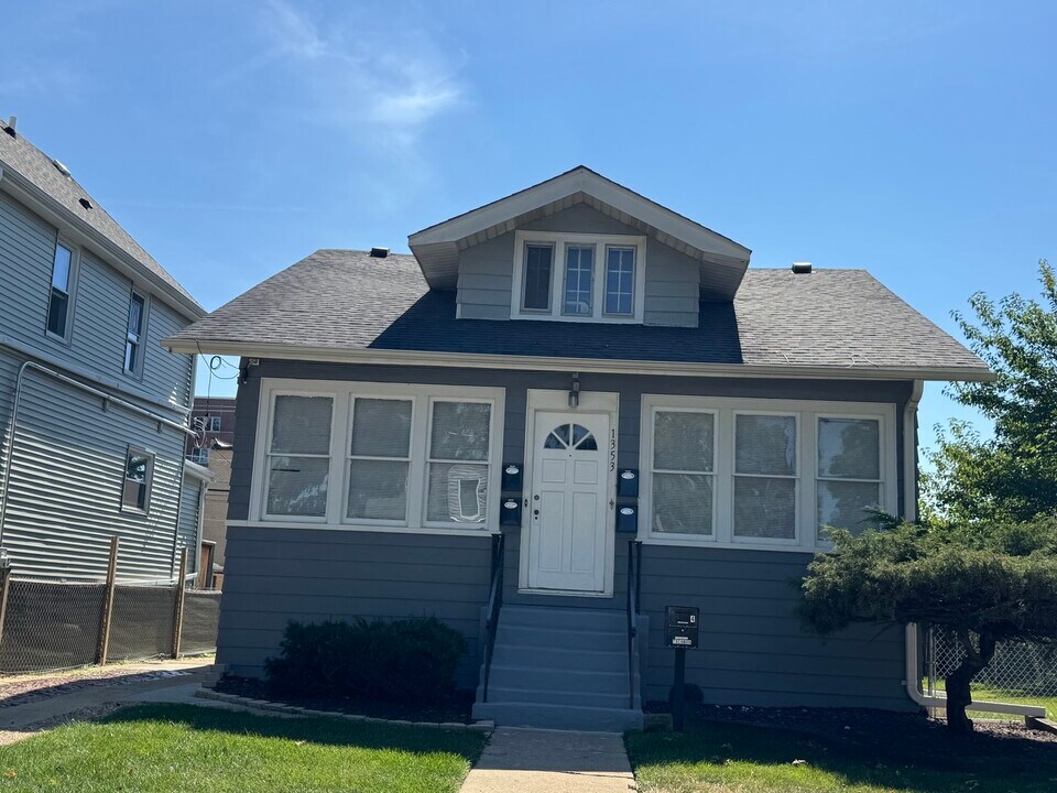 1353 Harding Ave in Des Plaines, IL - Building Photo