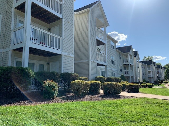 Riverfront in Mount Holly, NC - Foto de edificio
