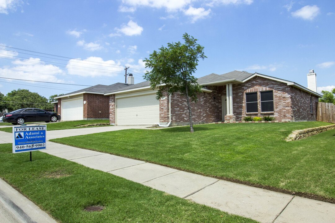 5407 Green Ivy Rd in Denton, TX - Building Photo