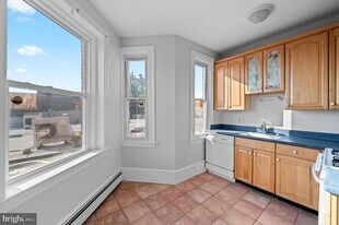 834 W Lancaster Ave in Bryn Mawr, PA - Building Photo