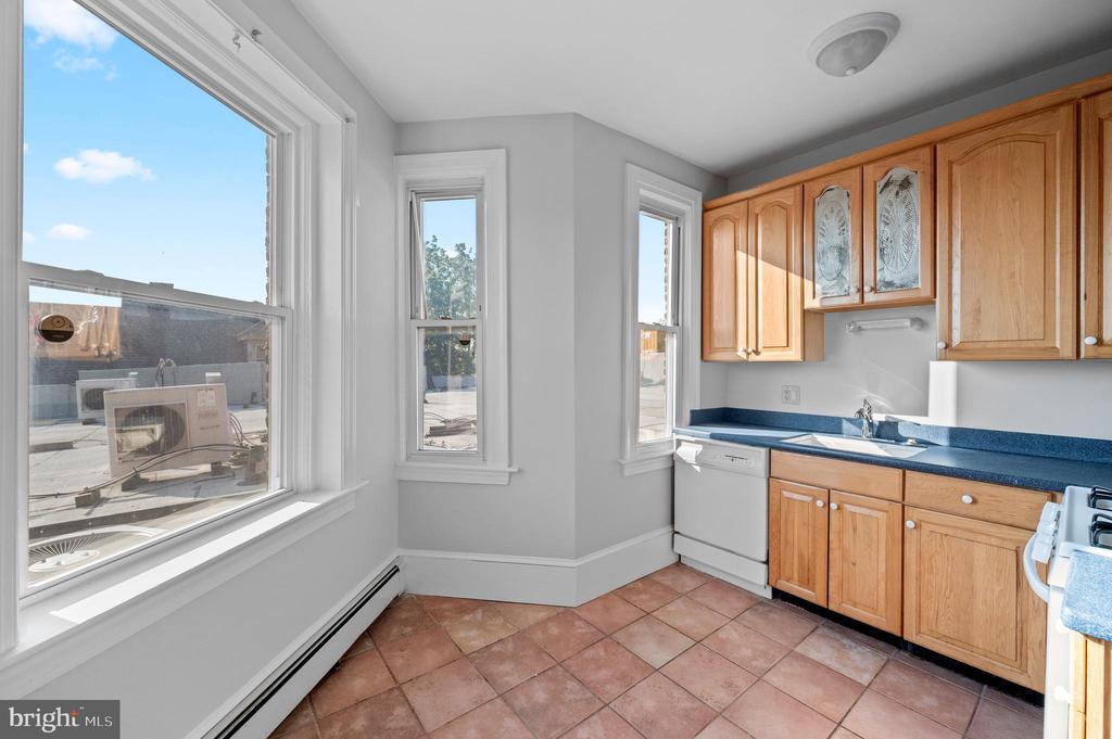 834 W Lancaster Ave in Bryn Mawr, PA - Building Photo