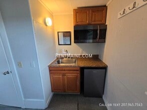 18 Main Rd in Holden, ME - Foto de edificio - Building Photo