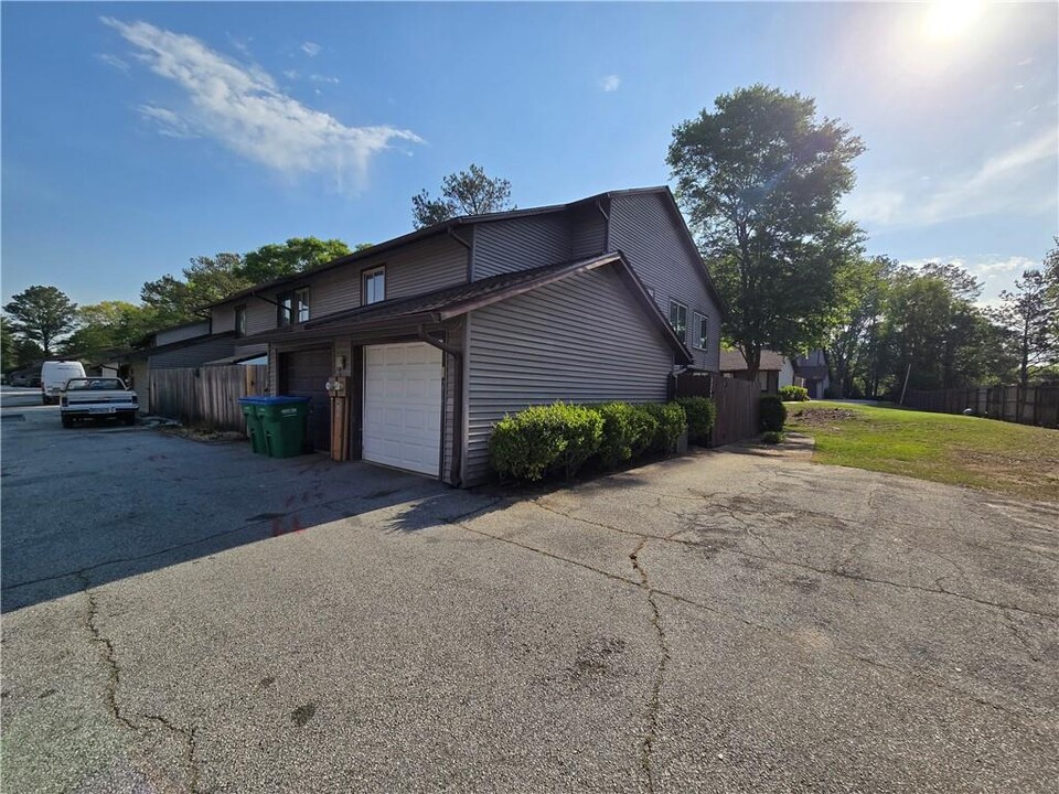2747 Whitewater Ct in Austell, GA - Foto de edificio
