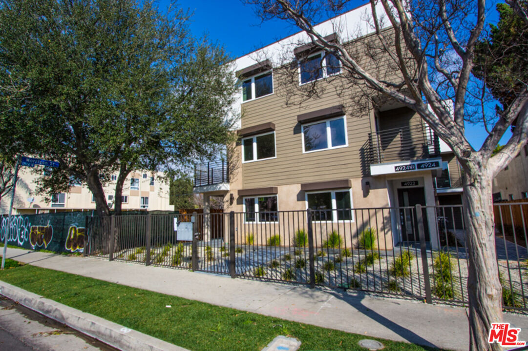 4922 Laurel Canyon Blvd in Los Angeles, CA - Foto de edificio