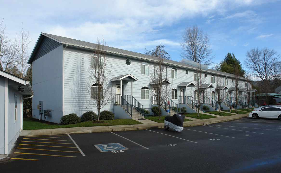 300-314 W Umpqua St in Roseburg, OR - Building Photo