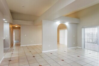 19408 NW 83rd Ave in Hialeah, FL - Foto de edificio - Building Photo