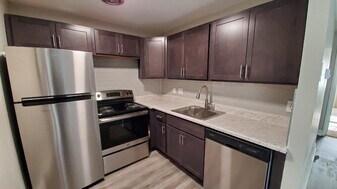 Courtview Square Apartments in New London, CT - Building Photo