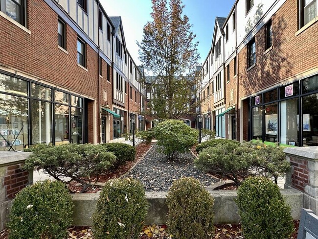 901 Green Bay Rd, Unit J00P in Winnetka, IL - Building Photo - Building Photo