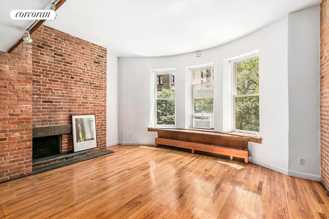9 W 95th St in New York, NY - Building Photo