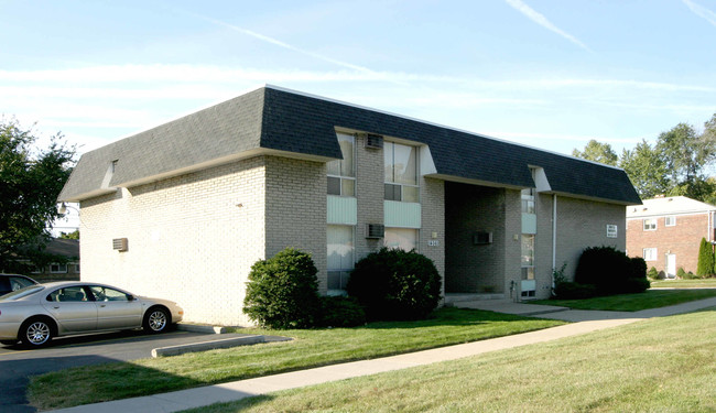 Silver Oak Apartments in Oak Park, MI - Building Photo - Building Photo