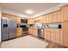 1042 E Circle Dr in Wayzata, MN - Building Photo - Building Photo