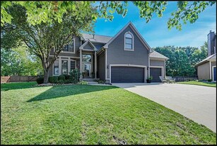 8000 W 146th St in Overland Park, KS - Building Photo