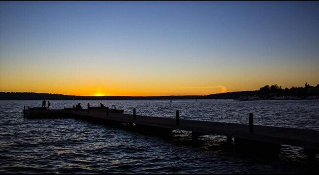 714 1st St S, Unit A - One Bedroom in Kirkland, WA - Foto de edificio - Building Photo