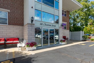 Chestnut Hollow Apartments in Needham, MA - Foto de edificio - Building Photo