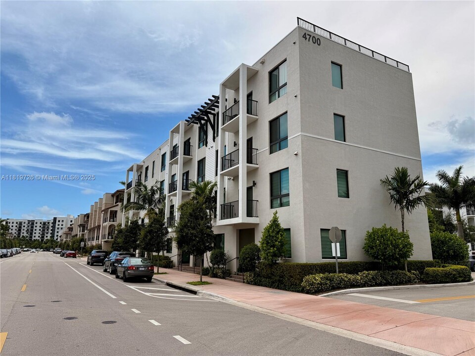 4700 NW 84th Ave in Doral, FL - Building Photo