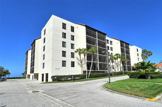 1945 Gulf of Mexico Dr in Longboat Key, FL - Foto de edificio - Building Photo