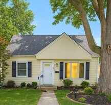 300 N 90th St in Milwaukee, WI - Building Photo