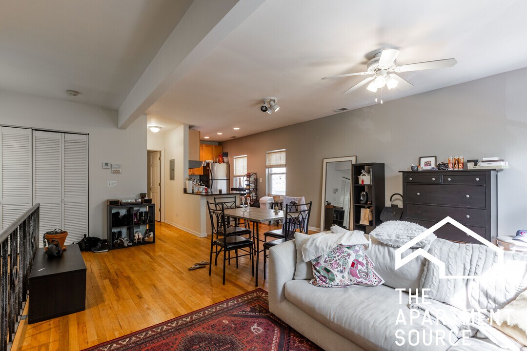 906 N Wood St, Unit 3 in Chicago, IL - Foto de edificio