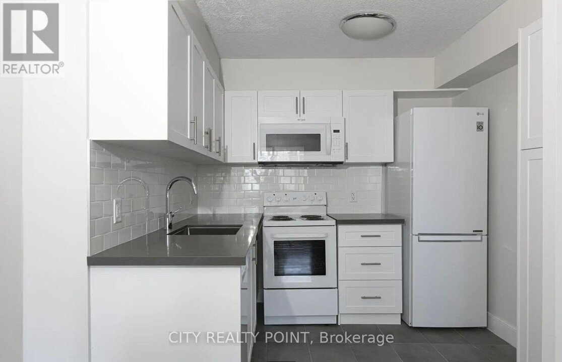 33-1533 Isabella St in Toronto, ON - Building Photo