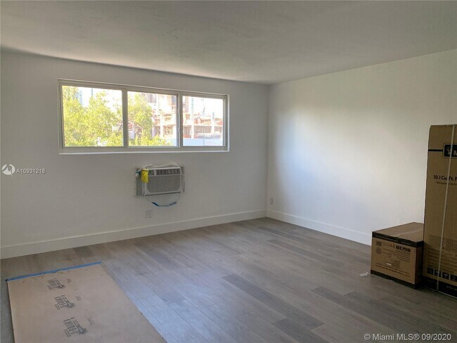 143 SW 9th St-Unit -Type 1 in Miami, FL - Building Photo - Building Photo