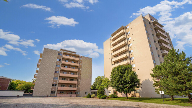 Metropolitan Towers in Waterloo, ON - Building Photo - Building Photo