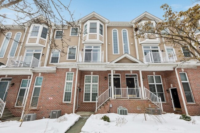 273 Roslyn Ct in West New York, NJ - Building Photo - Building Photo