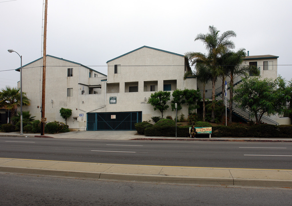 Vermont Avenue Apartments in Gardena, CA - Building Photo