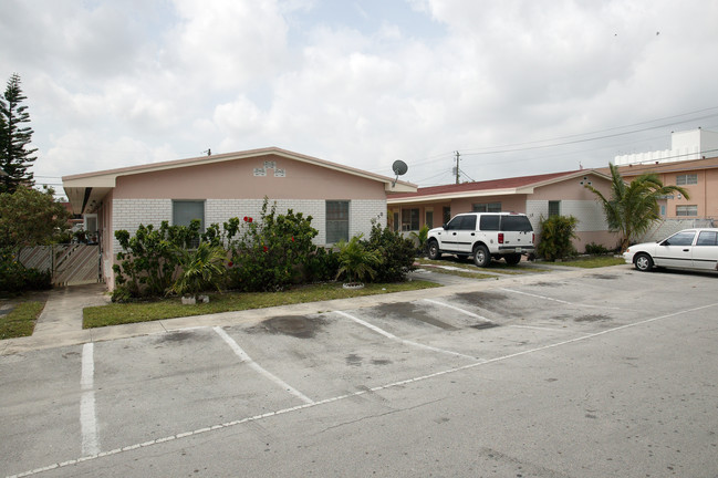 150-158 W 12th St in Hialeah, FL - Building Photo - Building Photo